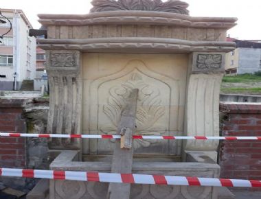 Caddelere El Yapımı Taş Çeşmeler 