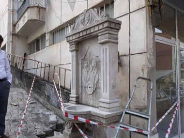 Caddelere El Yapımı Taş Çeşmeler 