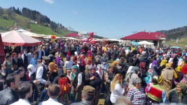 Kadıralak Yaylası Mavi Yıldız Çiçeği Şenliği Düzenlendi 